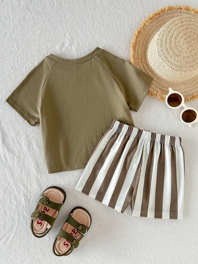 Conjunto com camiseta de palmeiras e shorts listrado · Verde militar 