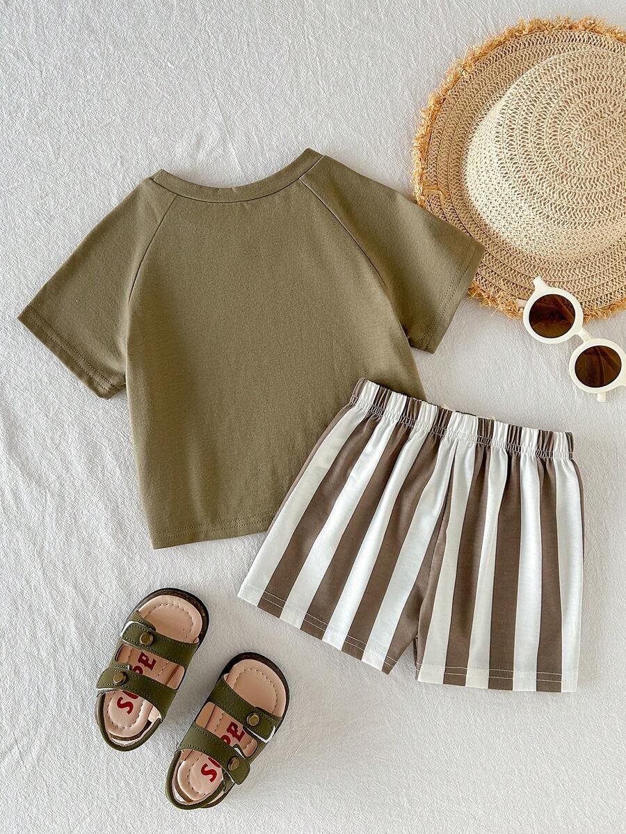 Conjunto com camiseta de palmeiras e shorts listrado · Verde militar 