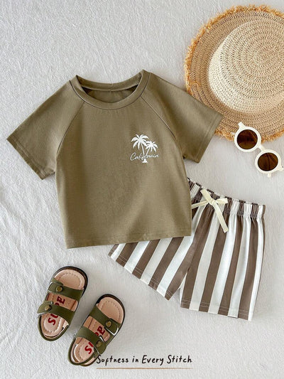 Conjunto com camiseta de palmeiras e shorts listrado · Verde militar 