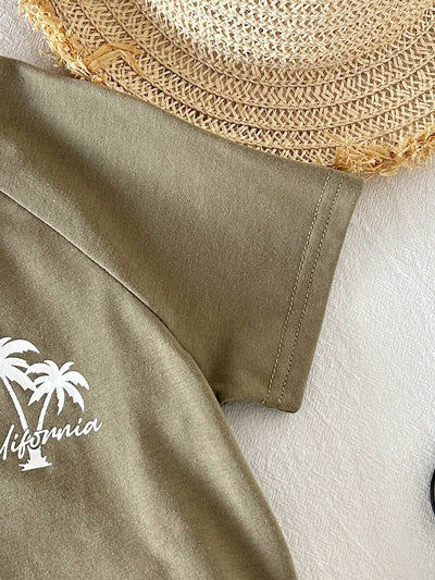Conjunto com camiseta de palmeiras e shorts listrado · Verde militar 