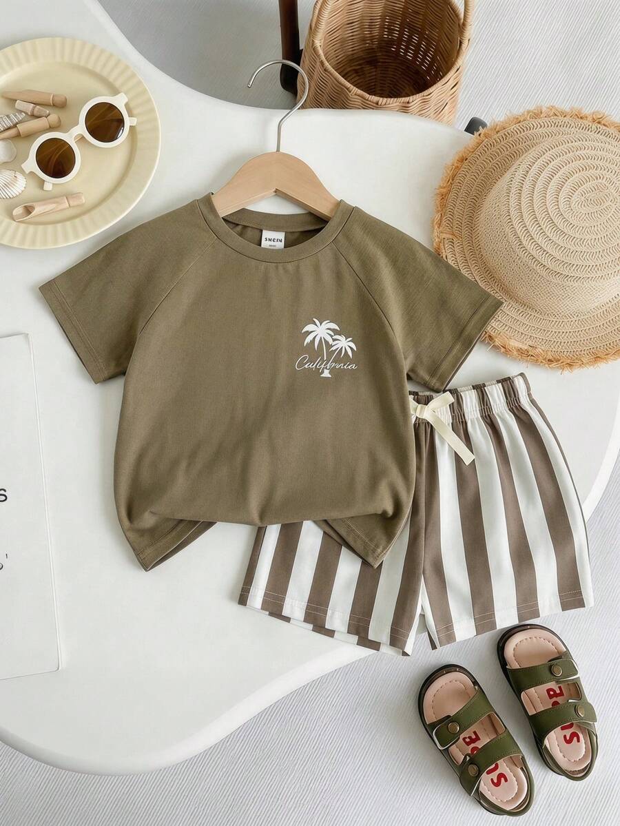 Conjunto com camiseta de palmeiras e shorts listrado · Verde militar 