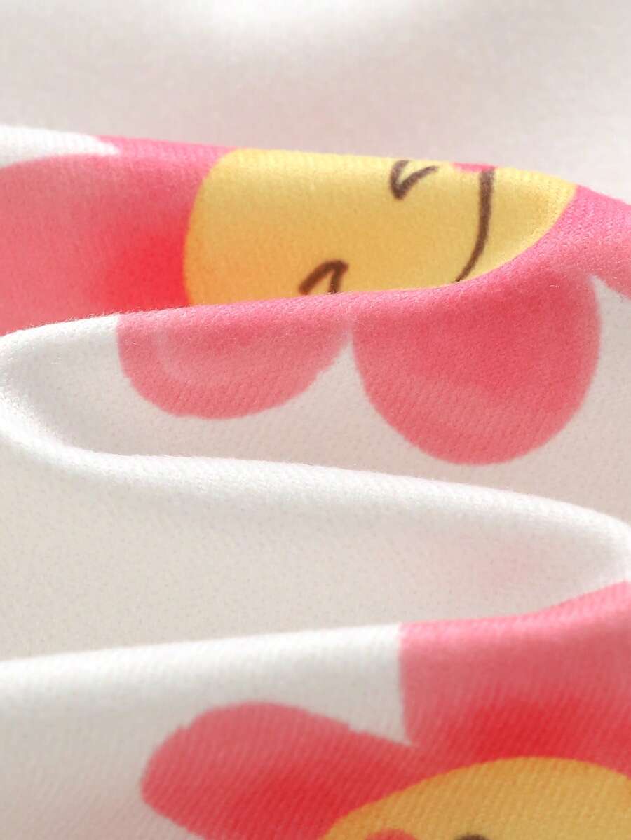 Kit com 2 pijamas estampados para bebê · Morangos e flores 