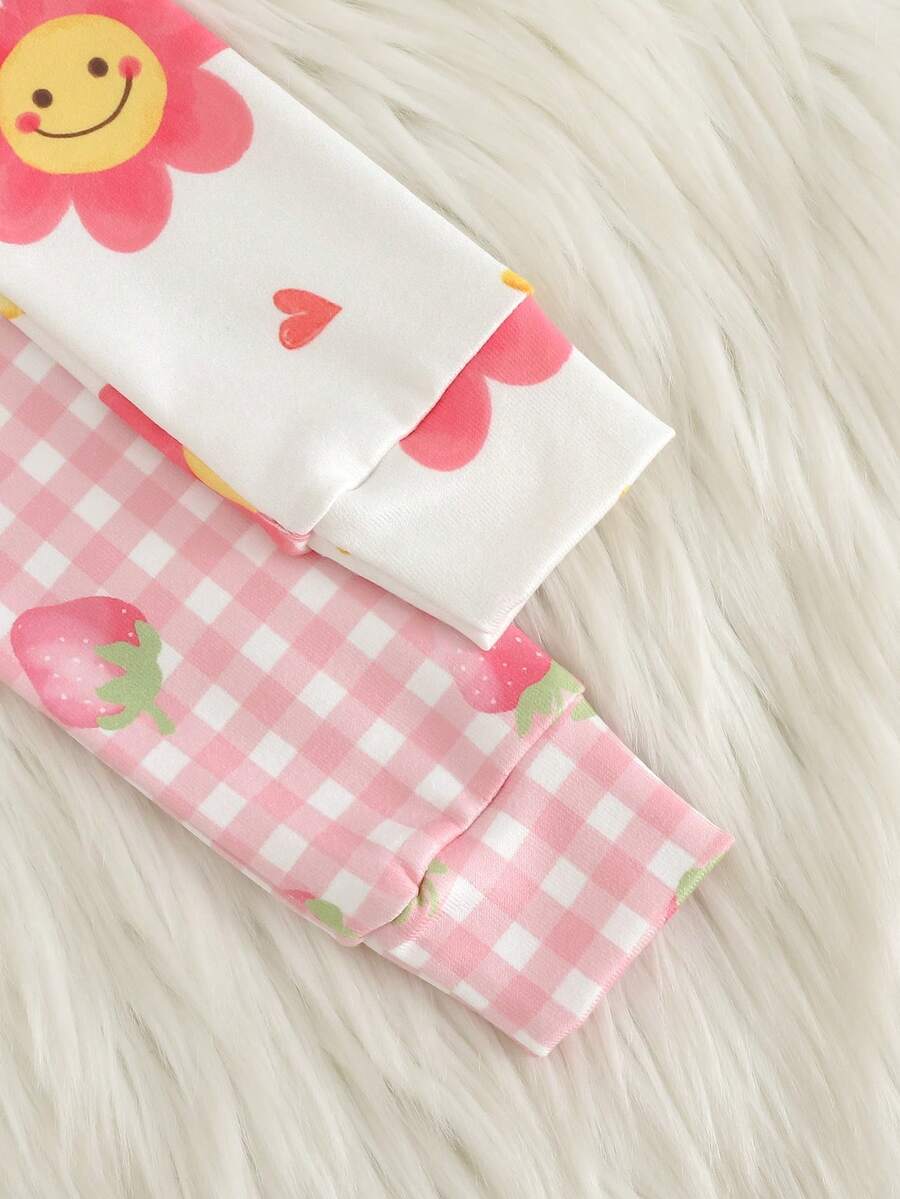 Kit com 2 pijamas estampados para bebê · Morangos e flores 