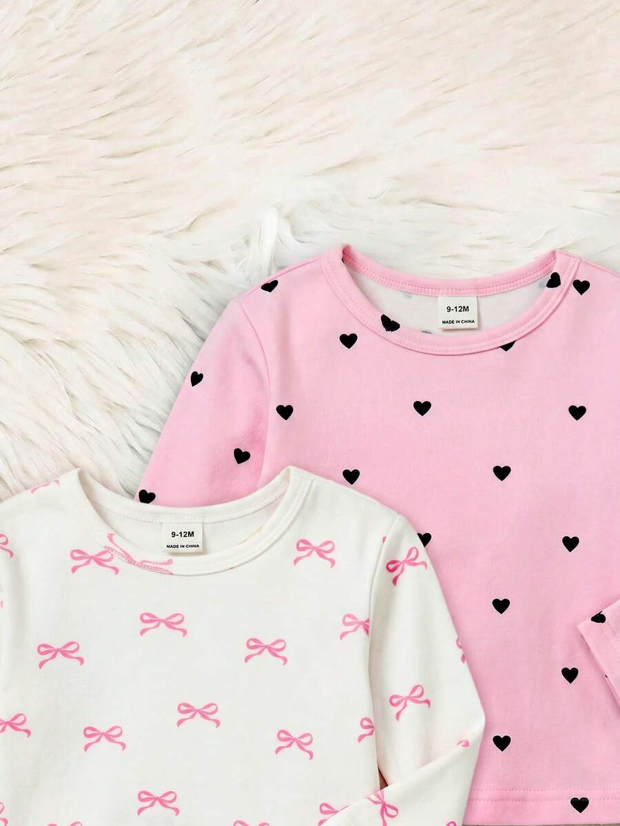 Kit com 2 pijamas estampados para bebê · Laços e corações 
