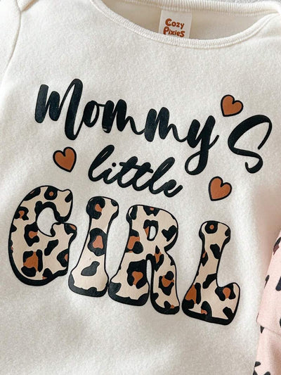 Kit com 2 macacões com pezinhos · Letras e coelhinha 