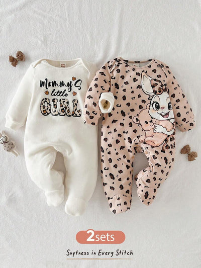 Kit com 2 macacões com pezinhos · Letras e coelhinha 