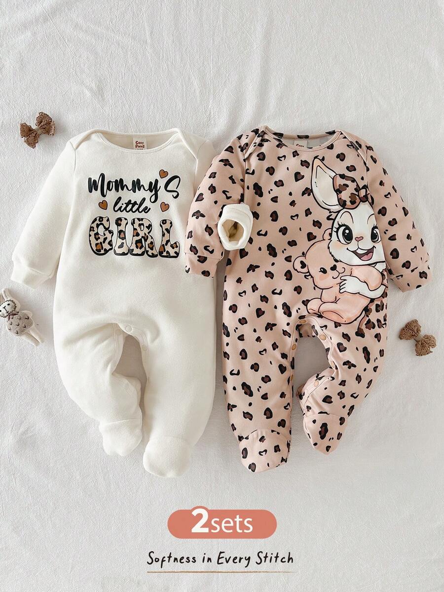 Kit com 2 macacões com pezinhos · Letras e coelhinha 