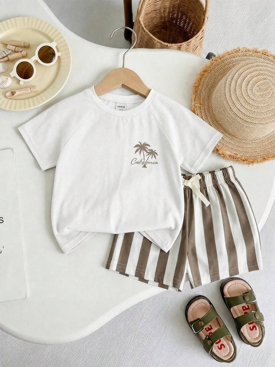 Conjunto com camiseta de palmeiras e shorts listrado · Branco e bege 