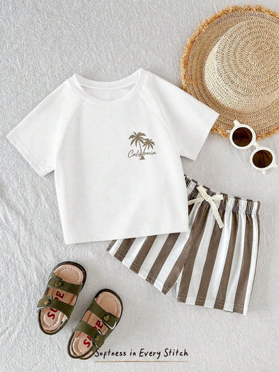 Conjunto com camiseta de palmeiras e shorts listrado · Branco e bege 