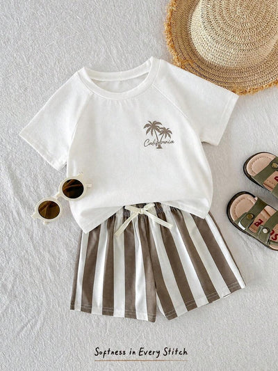 Conjunto com camiseta de palmeiras e shorts listrado · Branco e bege 