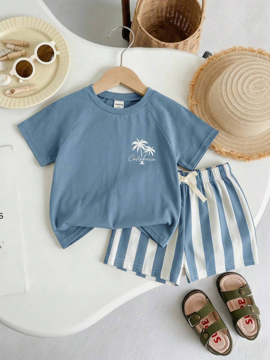 Conjunto com camiseta de palmeiras e shorts listrado · Azul e branco #modelo_azul-e-branco