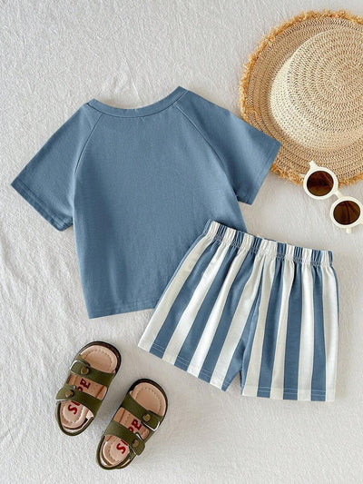 Conjunto com camiseta de palmeiras e shorts listrado · Azul e branco 