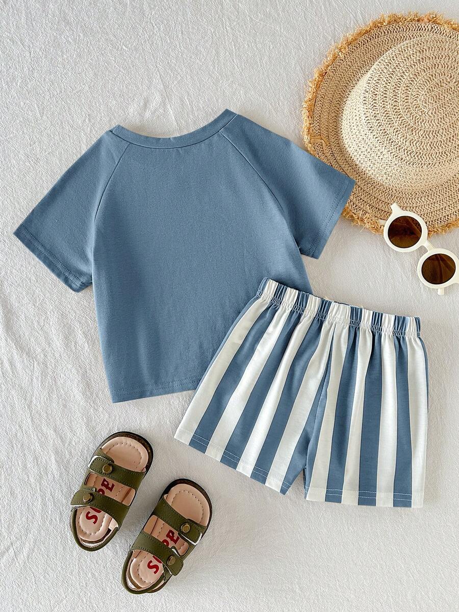 Conjunto com camiseta de palmeiras e shorts listrado · Azul e branco #modelo_azul-e-branco
