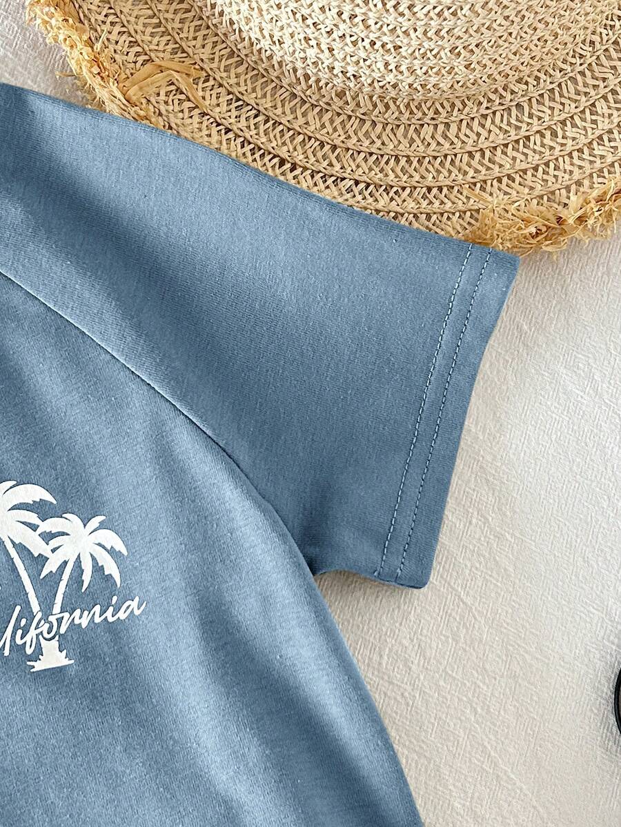 Conjunto com camiseta de palmeiras e shorts listrado · Azul e branco 