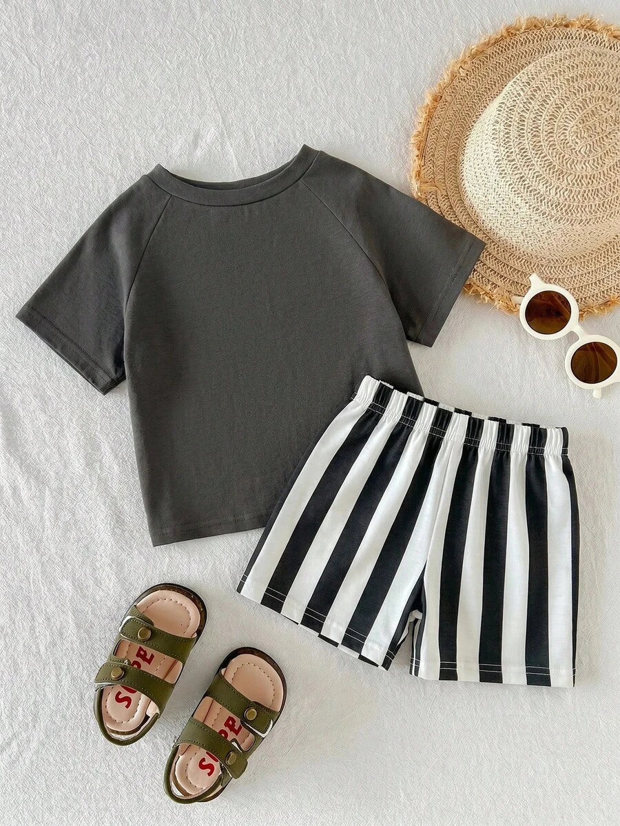 Conjunto com camiseta de palmeiras e shorts listrado · Preto e branco 