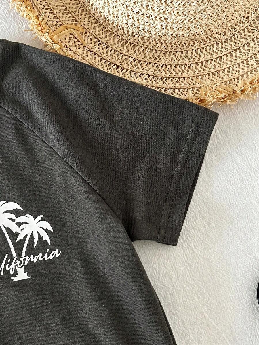 Conjunto com camiseta de palmeiras e shorts listrado · Preto e branco 