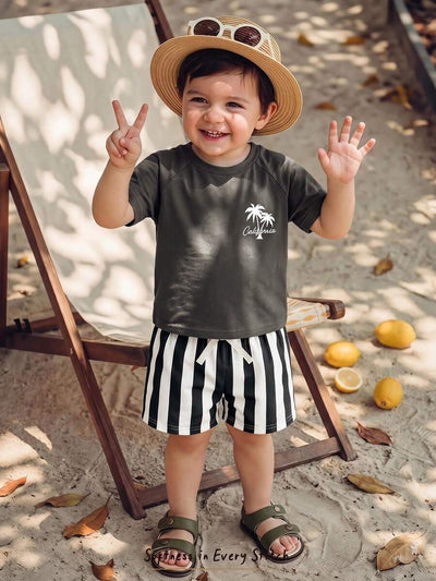 Conjunto com camiseta de palmeiras e shorts listrado · Preto e branco 