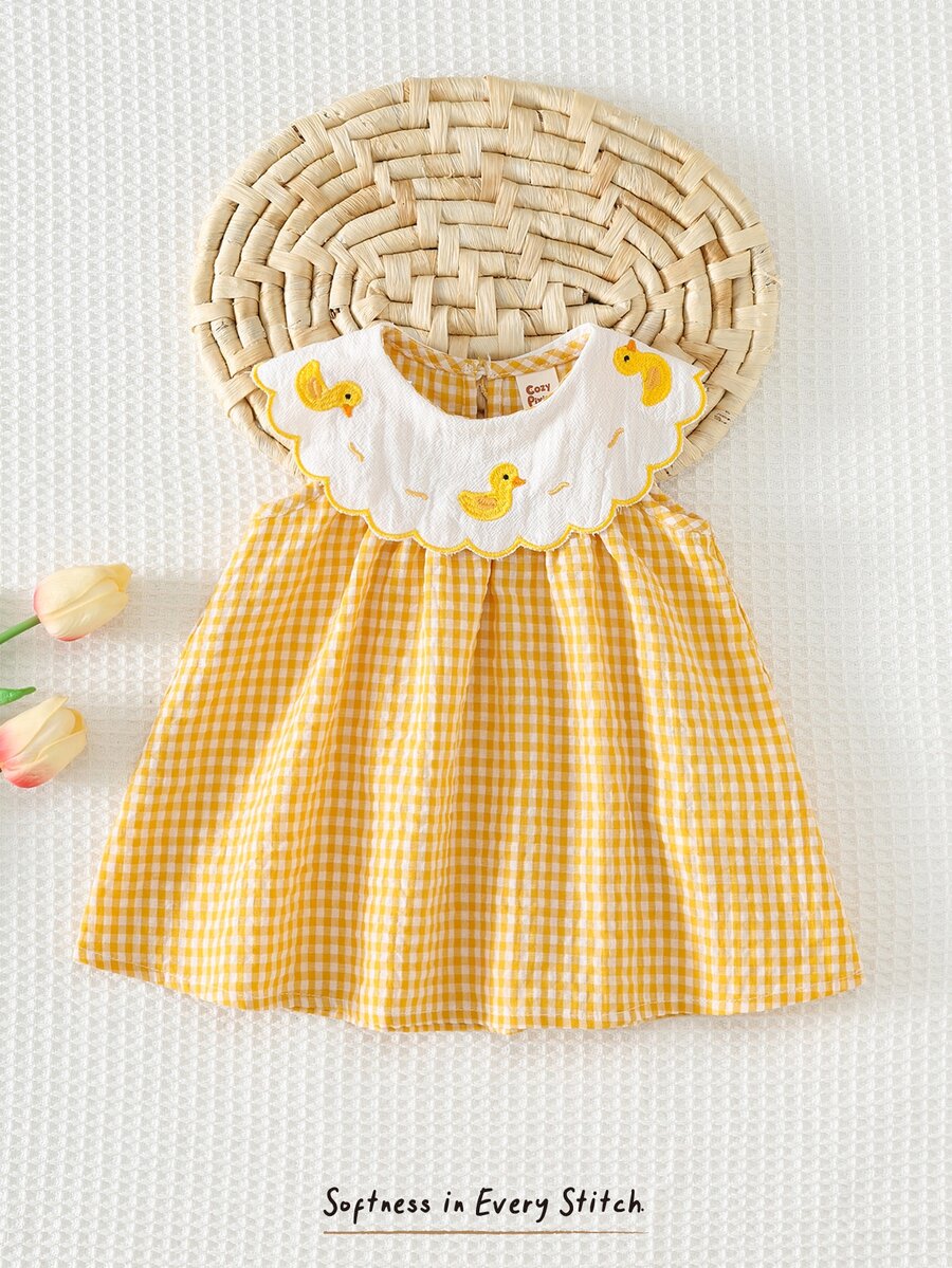 Vestido para bebê com gola bordada · Patinhos amarelo 