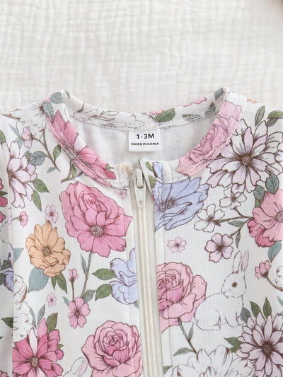 Macacão com pezinhos e zíper para bebê · Flores e coelhinhos 