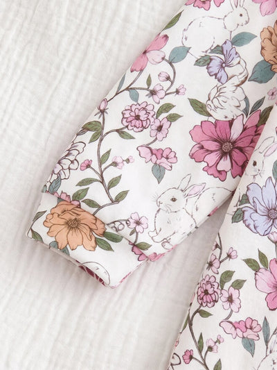 Macacão com pezinhos e zíper para bebê · Flores e coelhinhos 