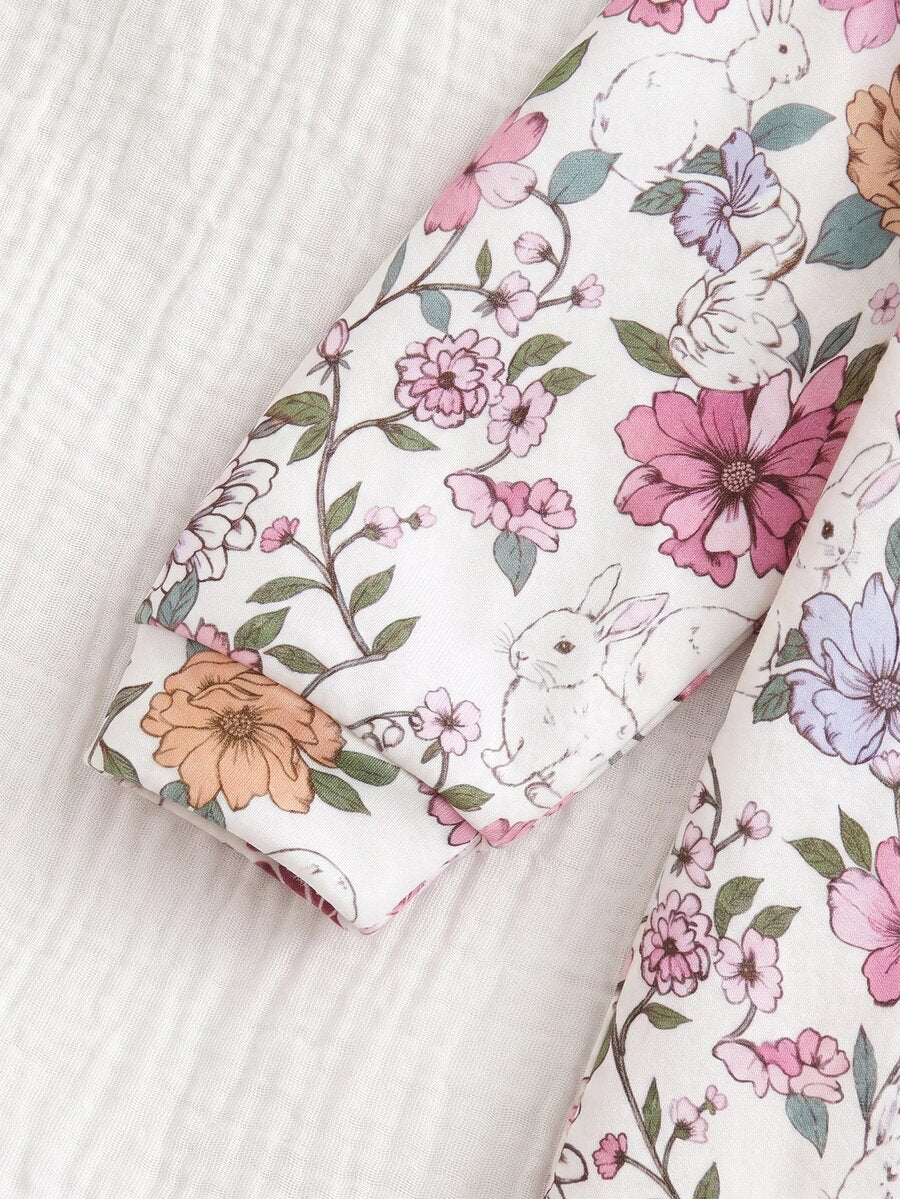 Macacão com pezinhos e zíper para bebê · Flores e coelhinhos 