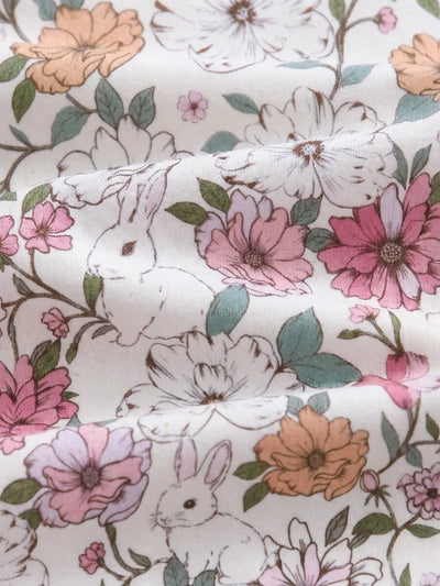 Macacão com pezinhos e zíper para bebê · Flores e coelhinhos 