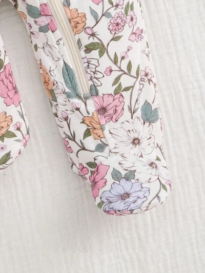 Macacão com pezinhos e zíper para bebê · Flores e coelhinhos 