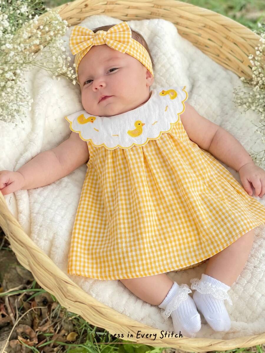 Vestido para bebê com gola bordada · Patinhos amarelo 